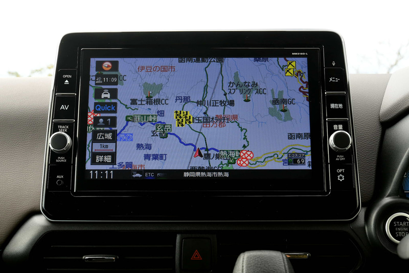 ステアリングの右側にあるブルーのスイッチで軽自動車初搭載の先進運転支援技術「プロパイロット」を起動させることができる。プロパイロットはアクセル、ブレーキ、ハンドルの操作をクルマがアシストするというもので、高速道路などの走行中に車間距離の維持、車線中央の維持をサポートしてくれる。写真右は大型の9インチナビゲーション