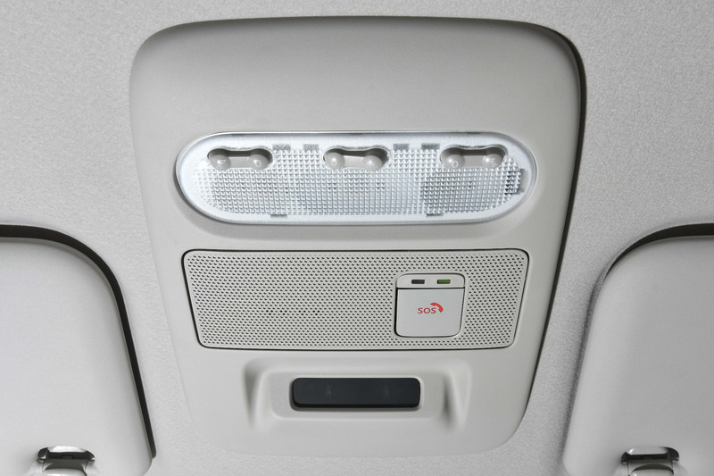 登録車も含めて日産初となる先進事故自動通報システム（AACN）に該当する「SOSコール」（ヘルプネット）をオプション設定