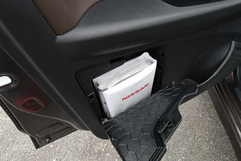 インストルメントパネルを中心に配置した収納アイテム類。車検証入れはドアポケットに設定し、グローブボックスのスペースをフルに使えるようになっている。助手席シートアンダーボックスはグレード別で用意するほか、ティッシュボックスなどを収納できるシートアンダードローをディーラーオプションで設定