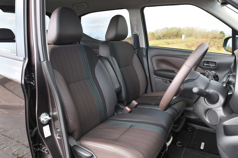 シート地は合皮/トリコット。前席では中折れ（スパイナルサポート）形状の背もたれパッドを採用することで上体をより広い範囲で支持し、長時間着座時の疲労を軽減するというゼログラビティシートを日産の軽自動車として初採用。また、先代モデルからホイールベースを伸長したことで後席ニールームは70mm増の710mmを確保し、「フーガ」並みの広さを実現したという
