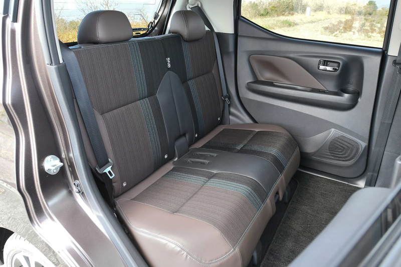 シート地は合皮/トリコット。前席では中折れ（スパイナルサポート）形状の背もたれパッドを採用することで上体をより広い範囲で支持し、長時間着座時の疲労を軽減するというゼログラビティシートを日産の軽自動車として初採用。また、先代モデルからホイールベースを伸長したことで後席ニールームは70mm増の710mmを確保し、「フーガ」並みの広さを実現したという