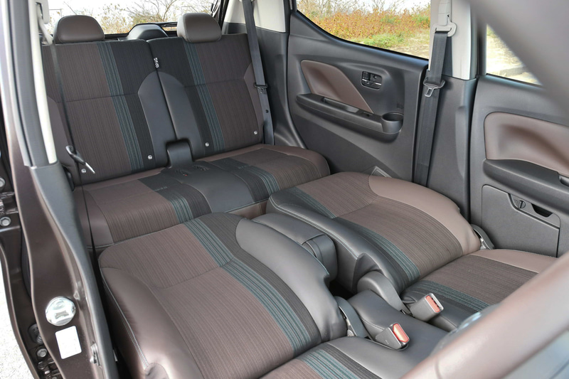シート地は合皮/トリコット。前席では中折れ（スパイナルサポート）形状の背もたれパッドを採用することで上体をより広い範囲で支持し、長時間着座時の疲労を軽減するというゼログラビティシートを日産の軽自動車として初採用。また、先代モデルからホイールベースを伸長したことで後席ニールームは70mm増の710mmを確保し、「フーガ」並みの広さを実現したという