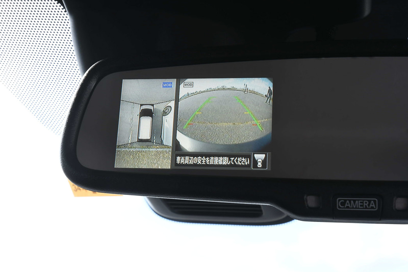 障害物の状況を確認できるバックモニターや、自車を頭上から俯瞰して見下ろすような画像を見せてくれる「インテリジェント アラウンドビューモニター」も設定