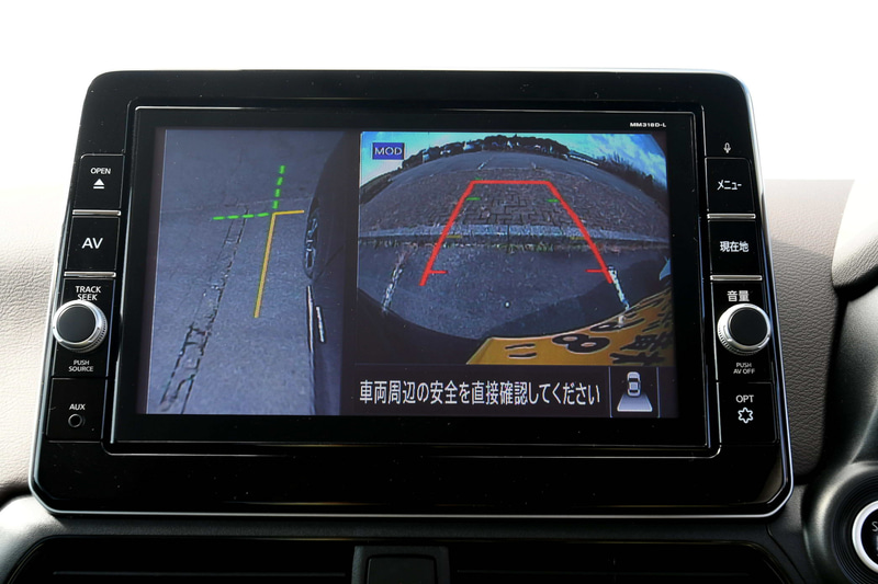 障害物の状況を確認できるバックモニターや、自車を頭上から俯瞰して見下ろすような画像を見せてくれる「インテリジェント アラウンドビューモニター」も設定