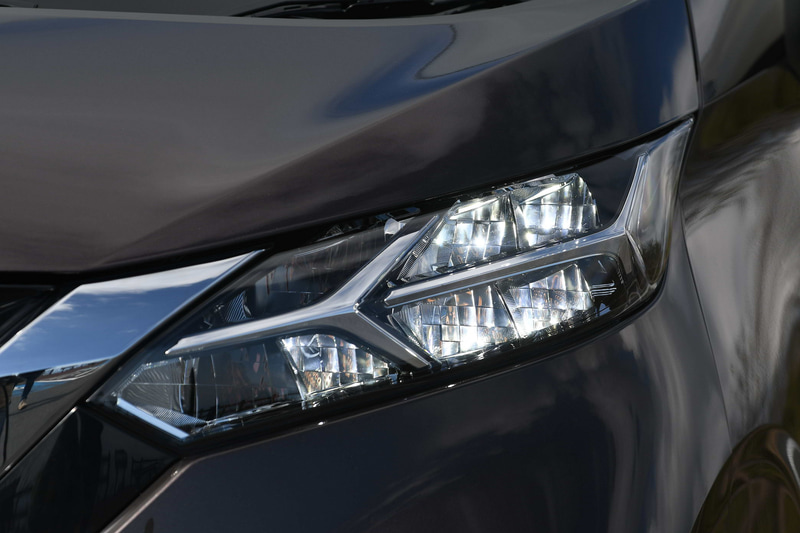 デイズのエクステリアでは、厚みのあるボディやロングホイールベースによって信頼感のあるプロポーションを実現するとともに、Vモーショングリル、ブーメランランプ・シグニチャーによりひと目で日産車と分かるデザインが与えられた。両モデルとも足下は15インチアルミホイールにダンロップ「エナセーブ EC300＋」（165/55R15）を装着