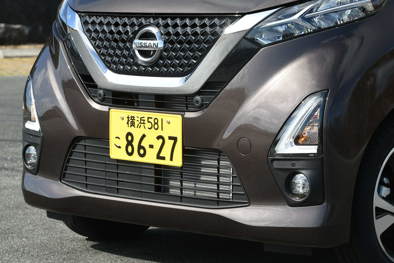 デイズのエクステリアでは、厚みのあるボディやロングホイールベースによって信頼感のあるプロポーションを実現するとともに、Vモーショングリル、ブーメランランプ・シグニチャーによりひと目で日産車と分かるデザインが与えられた。両モデルとも足下は15インチアルミホイールにダンロップ「エナセーブ EC300＋」（165/55R15）を装着