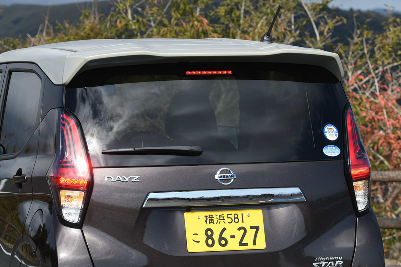 デイズのエクステリアでは、厚みのあるボディやロングホイールベースによって信頼感のあるプロポーションを実現するとともに、Vモーショングリル、ブーメランランプ・シグニチャーによりひと目で日産車と分かるデザインが与えられた。両モデルとも足下は15インチアルミホイールにダンロップ「エナセーブ EC300＋」（165/55R15）を装着