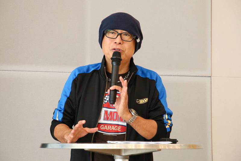 お台場 POWER SLIDEの概要などを解説するピストン西沢氏