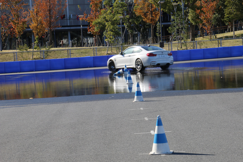 スラロームや高速コーナー、360度ターンなどを織り交ぜたコース設定。走行中に路面状況がドライとウェットで変化することもあり、歯ごたえのある難易度となっていた