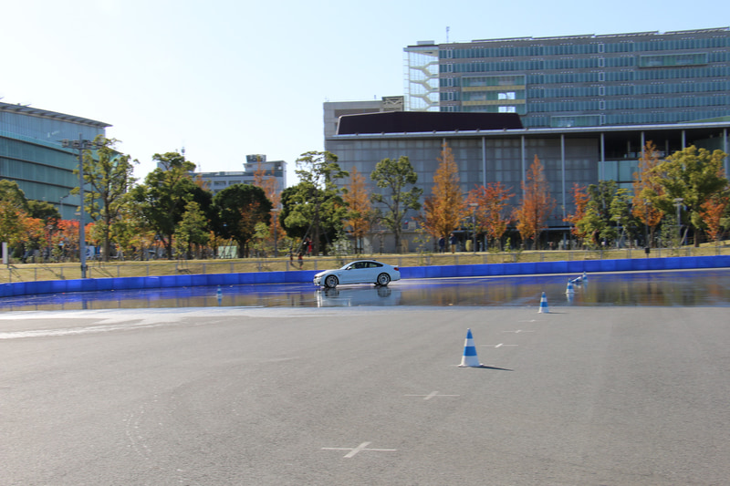 スラロームや高速コーナー、360度ターンなどを織り交ぜたコース設定。走行中に路面状況がドライとウェットで変化することもあり、歯ごたえのある難易度となっていた