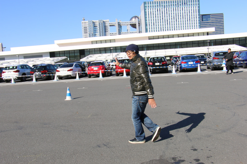 走行開始前に歩いてコースを1周。要所でピストン西沢氏が走行時に気を配るべきポイントを解説していく