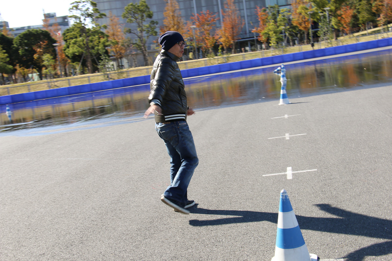走行開始前に歩いてコースを1周。要所でピストン西沢氏が走行時に気を配るべきポイントを解説していく