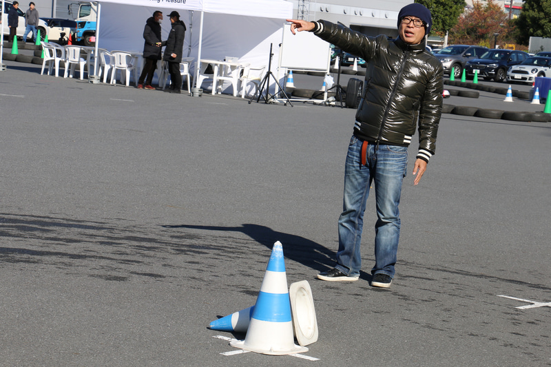 走行開始前に歩いてコースを1周。要所でピストン西沢氏が走行時に気を配るべきポイントを解説していく