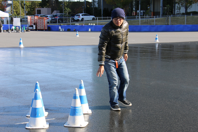 走行開始前に歩いてコースを1周。要所でピストン西沢氏が走行時に気を配るべきポイントを解説していく