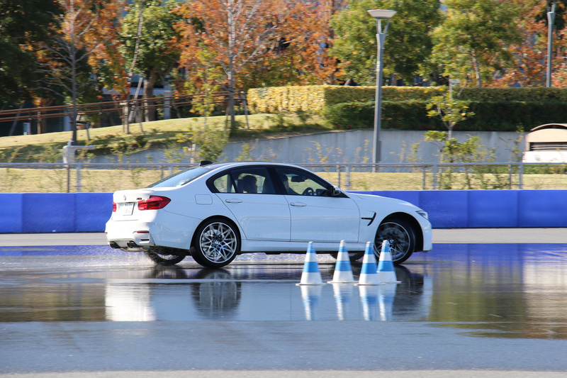 2台の教習車を使い、参加者がタイム計測を行なっていく