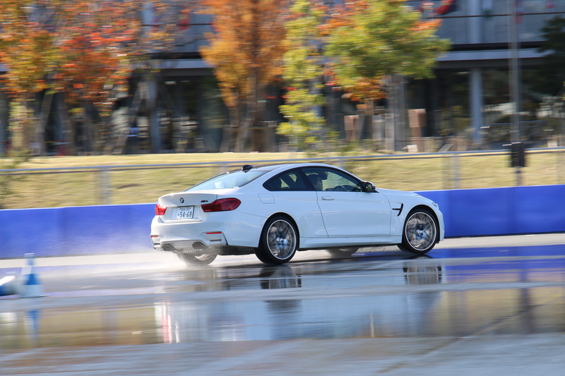 2台の教習車を使い、参加者がタイム計測を行なっていく