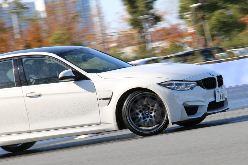 2台の教習車を使い、参加者がタイム計測を行なっていく