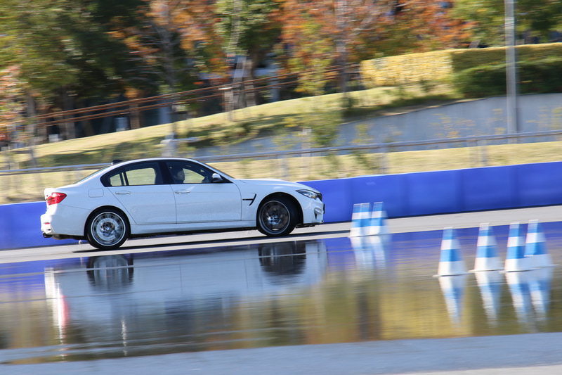 2台の教習車を使い、参加者がタイム計測を行なっていく