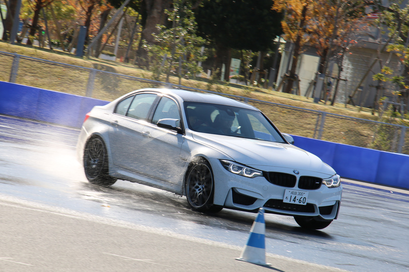 ドリフト エクスペリエンスで力強い走行を披露するM3とM4