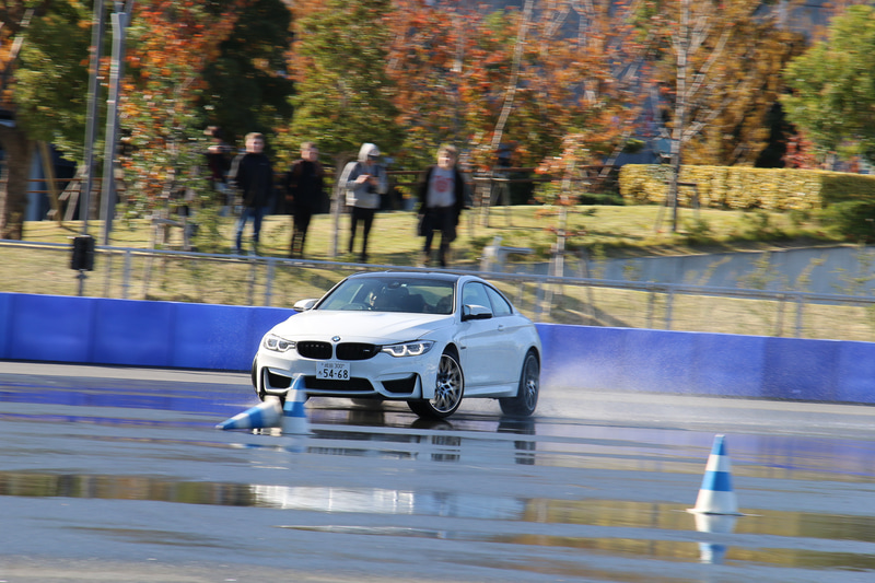 ドリフト エクスペリエンスで力強い走行を披露するM3とM4