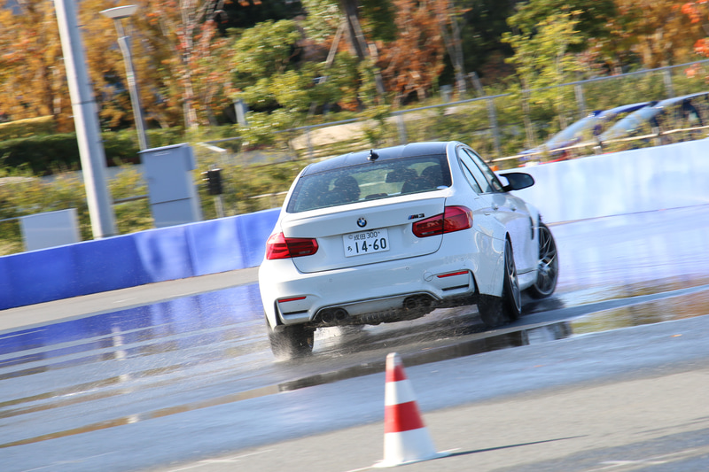 ドリフト エクスペリエンスで力強い走行を披露するM3とM4