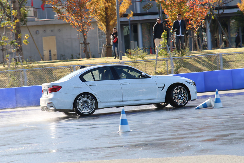 ドリフト エクスペリエンスで力強い走行を披露するM3とM4