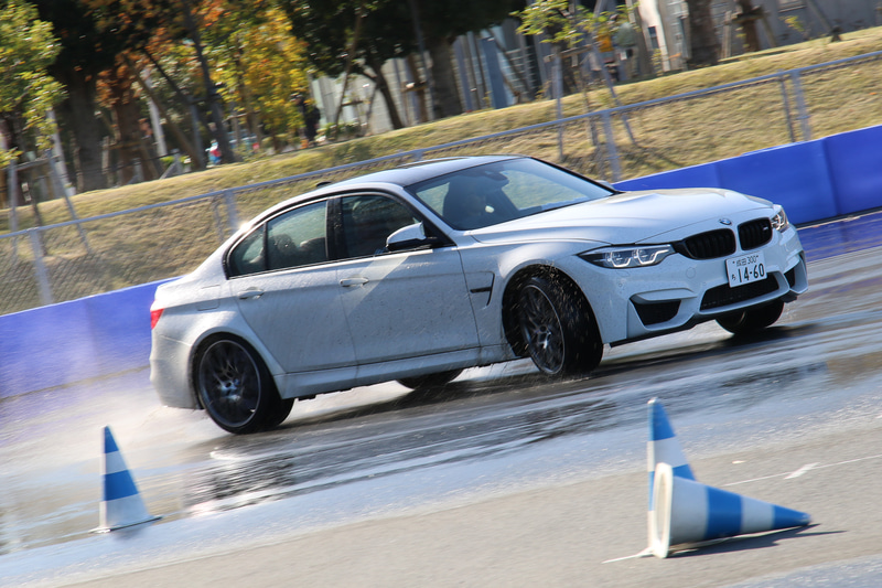 ドリフト エクスペリエンスで力強い走行を披露するM3とM4