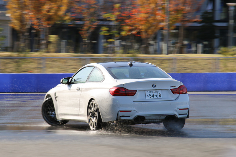 ドリフト エクスペリエンスで力強い走行を披露するM3とM4