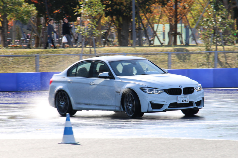 ドリフト エクスペリエンスで力強い走行を披露するM3とM4