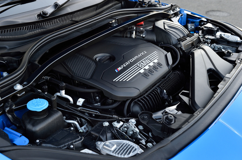 M135iの足下は18インチのMライト・ホイールに「TURANZA T005」（225/40R18）を組み合わせる。パワートレーンは最高出力225kW（306PS）/5000-6250rpm、最大トルク450Nm/1750-4500rpmを発生する直列4気筒DOHC 2.0リッター直噴ターボエンジンに8速ATを組み合わせ、「xDrive」によって4輪を駆動する。WLTCモード燃費は12.0km/L