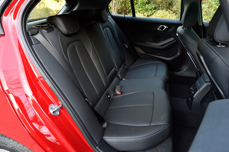 インテリアでは5.1インチのメーターパネル・ディスプレイ、8.8インチのコントロールディスプレイ、サイズアップしたBMW ヘッドアップ・ディスプレイに加え、AI（人工知能）技術を活用して自然発話による音声入力でカーナビ操作などを利用できる「BMW インテリジェント・パーソナル・アシスタント」などを装備。車内はFFレイアウトの採用によってリアシートの足下スペースを約40mm拡大することに成功している