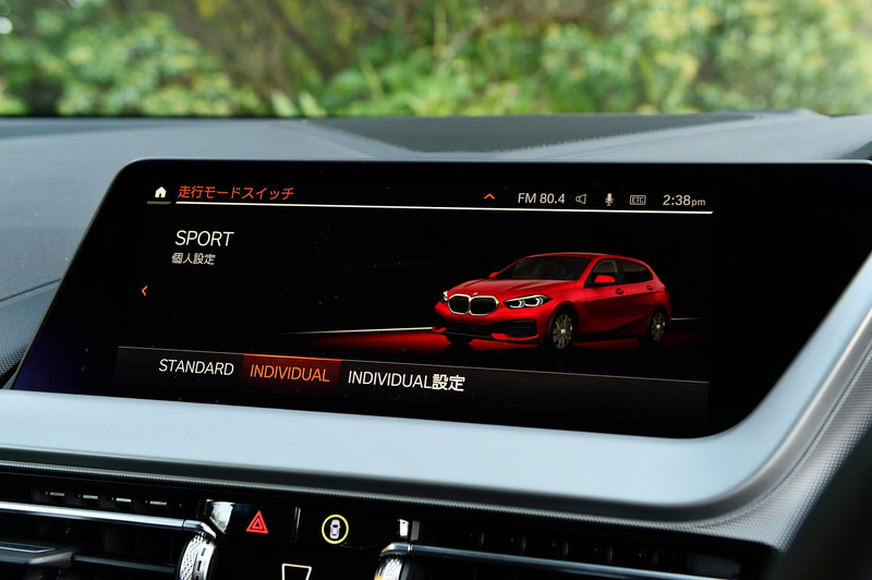 インテリアでは5.1インチのメーターパネル・ディスプレイ、8.8インチのコントロールディスプレイ、サイズアップしたBMW ヘッドアップ・ディスプレイに加え、AI（人工知能）技術を活用して自然発話による音声入力でカーナビ操作などを利用できる「BMW インテリジェント・パーソナル・アシスタント」などを装備。車内はFFレイアウトの採用によってリアシートの足下スペースを約40mm拡大することに成功している