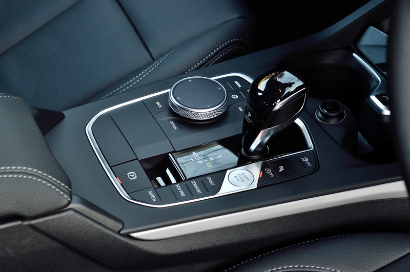 インテリアでは5.1インチのメーターパネル・ディスプレイ、8.8インチのコントロールディスプレイ、サイズアップしたBMW ヘッドアップ・ディスプレイに加え、AI（人工知能）技術を活用して自然発話による音声入力でカーナビ操作などを利用できる「BMW インテリジェント・パーソナル・アシスタント」などを装備。車内はFFレイアウトの採用によってリアシートの足下スペースを約40mm拡大することに成功している