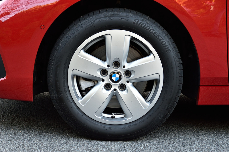 118iの足下は16インチアロイホイールにブリヂストンのランフラットタイヤ「TURANZA T005」（205/55R16）の組み合わせ。パワートレーンは最高出力103kW（140PS）/4600-6500rpm、最大トルク220Nm/1480-4200rpmを発生する直列3気筒DOHC 1.5リッター直噴ターボエンジンに7速DCTの組み合わせ。WLTCモード燃費は13.7km/L