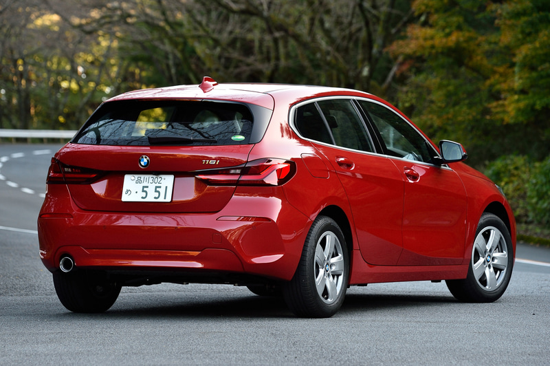 8月に発売された新型1シリーズの試乗会では2WD（FF）の「118i」（334万円、写真）、4WDの「M135i xDrive」（630万円）に試乗。118iのボディサイズは4335×1800×1465mm（全長×全幅×全高）、ホイールベースは2670mm