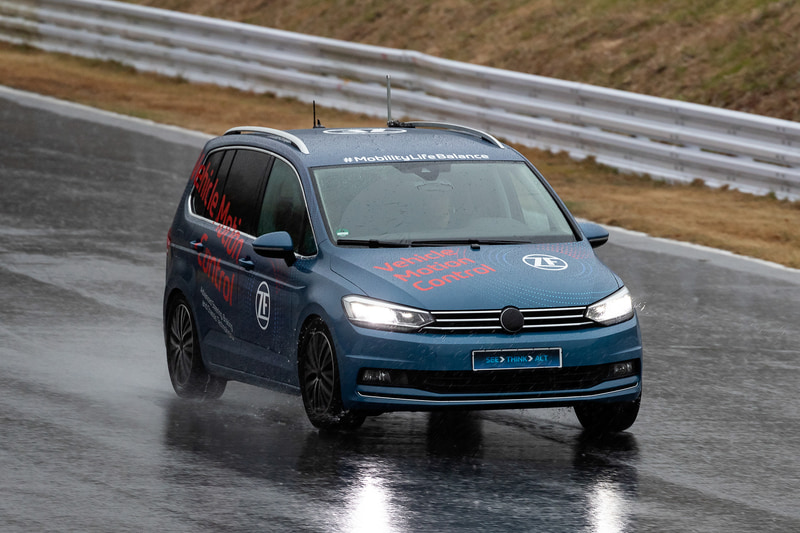 「フライングカーペット 2.0」シャシーコンセプトを搭載したクルマが日本で初公開された