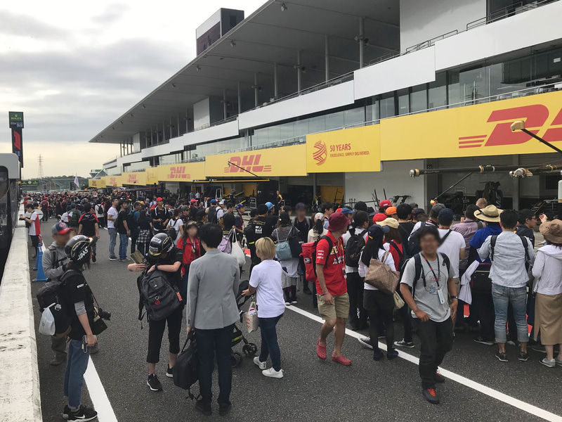 木曜日のピットウォークは例年どおりの賑わい