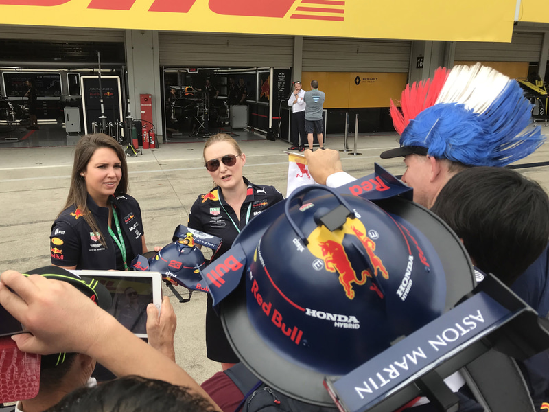 しばらくするとチームスタッフが気付いて受け取りに来てくれた