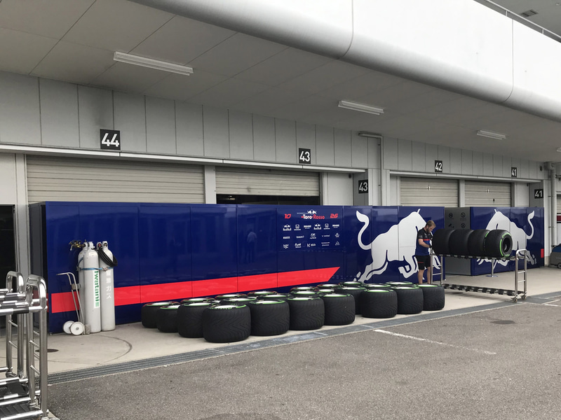 各チームのピット裏の装飾。まずはトロロッソ