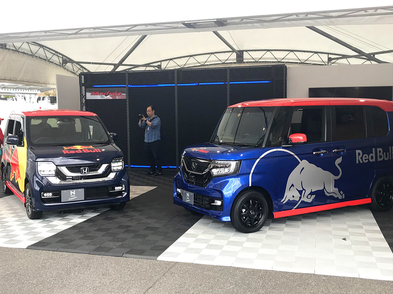 ModuloのブースにはトロロッソカラーのN-BOXとレッドブルカラーのN-WGN。おっブース内に知ってる人影が