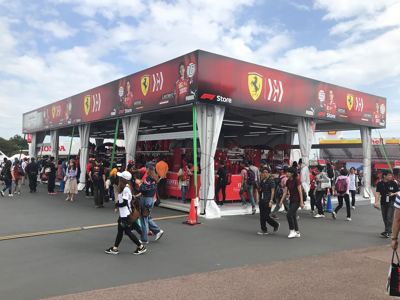 グッズショップでノンビリ買い物ができるのは木曜日の特権かも。フェラーリショップ