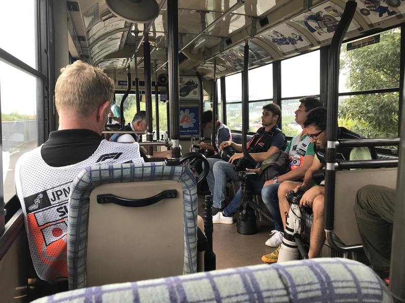 西コースへはバスで移動