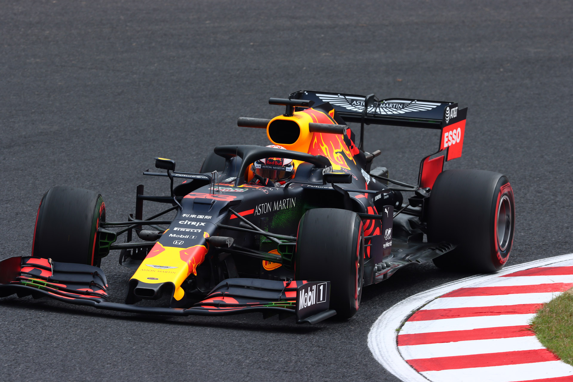 焦点距離300mm、シャッター速度1/500秒で縁石を入れて殺意