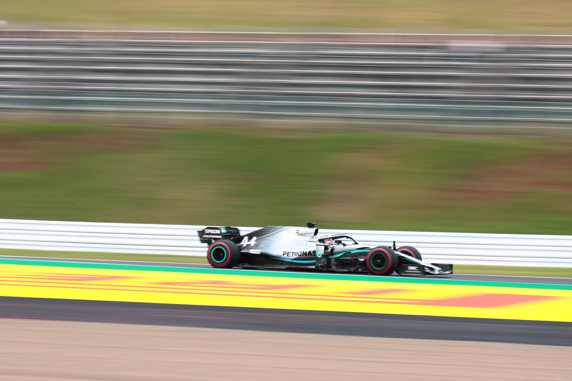 130Rをアウト側から焦点距離85mm、シャッター速度1/60秒で撮影