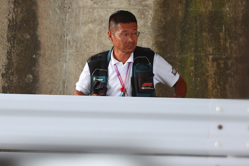 流し撮りをする熱田護カメラマン