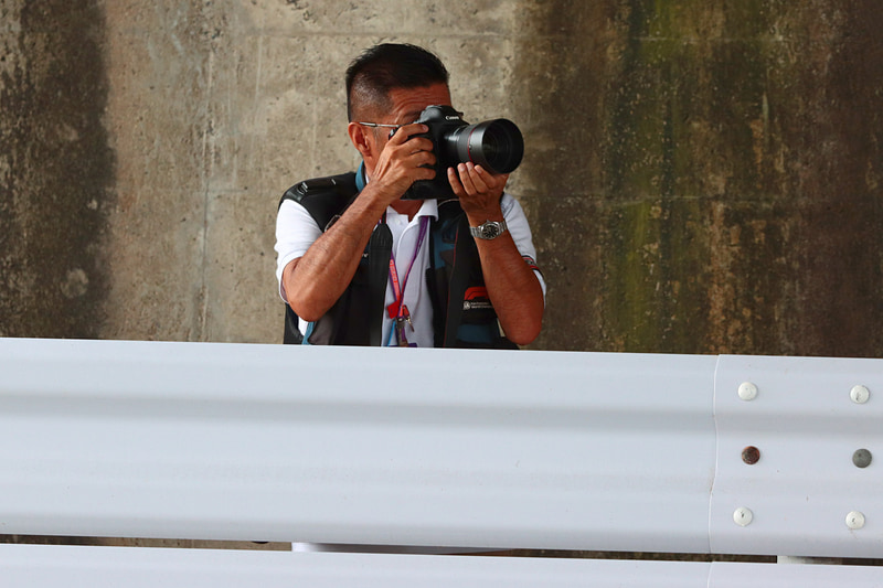 流し撮りをする熱田護カメラマン