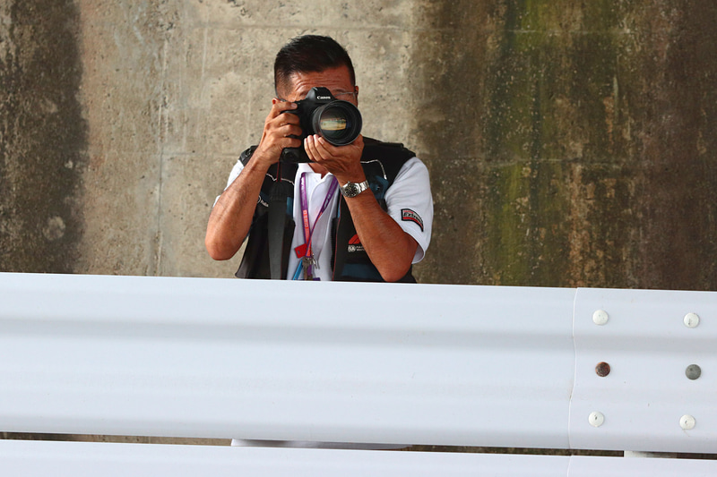 流し撮りをする熱田護カメラマン