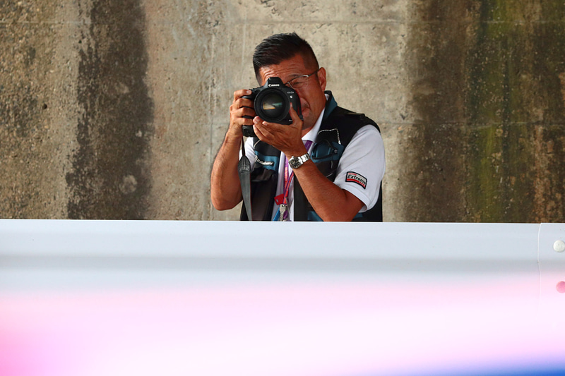 流し撮りをする熱田護カメラマン