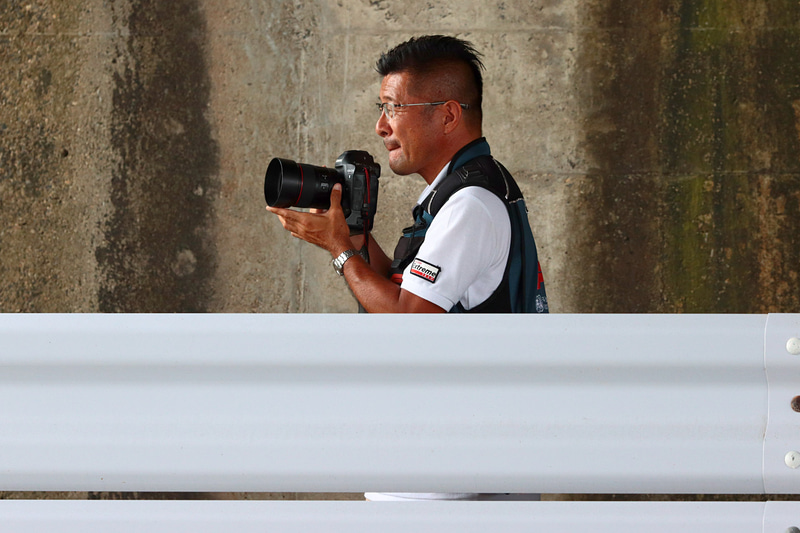 流し撮りをする熱田護カメラマン