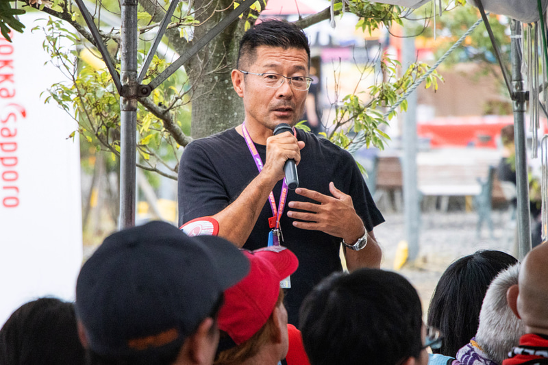 セミナーを行う熱田カメラマン